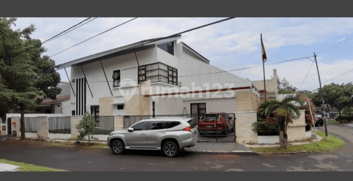 Rumah Siap huni dengan halaman samping yg luas di Nusaloka BSD