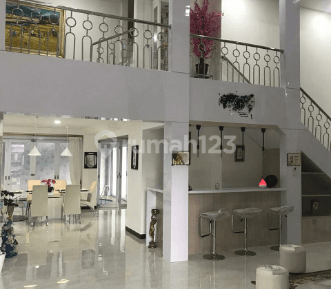 Rumah Cantik Beverly Golf Lippo Karawaci dengan Kolam Renang