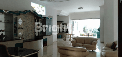 RUMAH MEWAH 2 LANTAI FURNISHED TENGAH KOTA MALANG HANYA 3 MENIT KE UNM, UB, WONDER BRIDGE, SEKOLAH DEMPO, SANTA MARIA, DLL