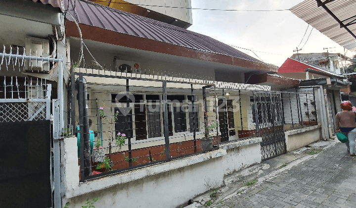 Strategic old house near the city.