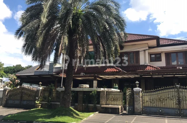 Rumah siap huni bisa nego banyak karna sangat BU di kebayoran baru.. bagus dan rapih