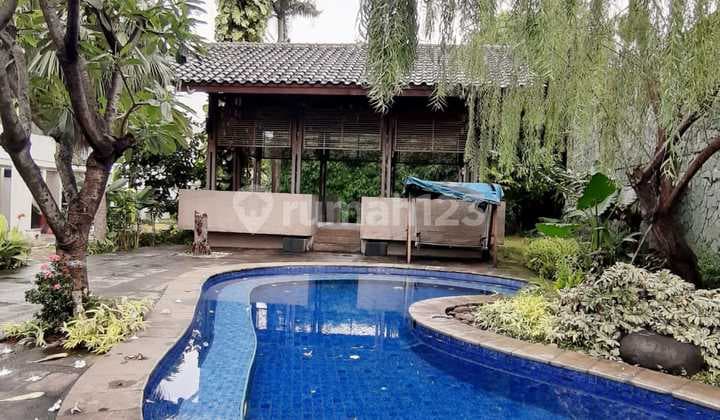 Rumah di dalam komplek di Cipete. Lokasi bagus dan tenang.