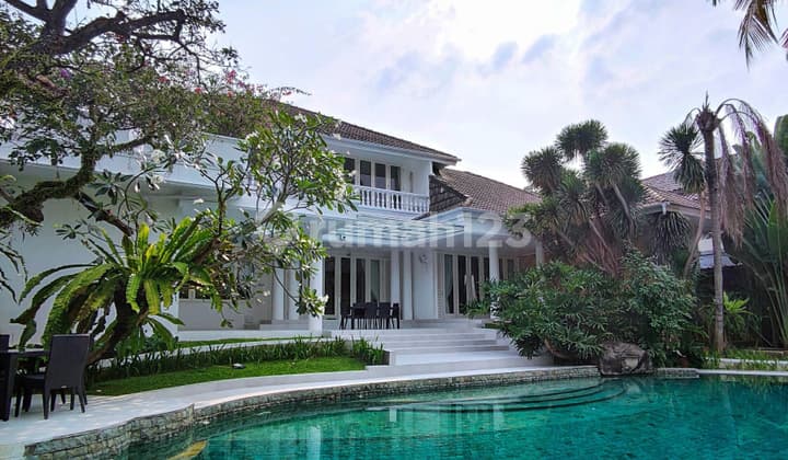 RUMAH MEWAH dgn BASEMENT, S.POOL di Jl DURIAN, JAGAKARSA