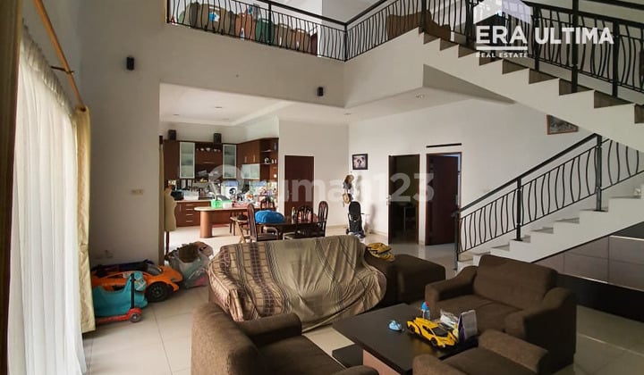Strategic House and Warehouse in Leuwisari, well-maintained building, move-in ready.