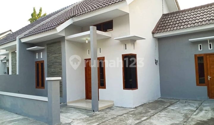 Rumah dekat jalan raya anti banjir