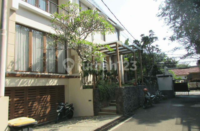 Townhouse Siap Huni 4 Kamar ada Pool di Cilandak Jakarta Selatan