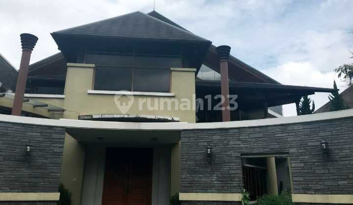 Rumah lux dgn garden yg luas