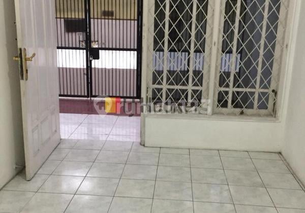 Rumah Hadap Tenggara Mudah Kemana Mana di Tomang Jakarta Barat