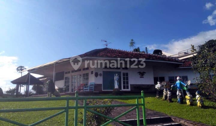 Jual Villa dengan Pemandangan Sangat Bagus, Lokasi tinggi, Bangunan Terawat, Siap Huni