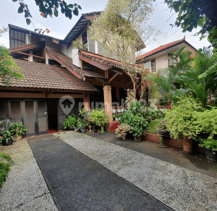 Rumah lama terawat lingkungan komplek veteran