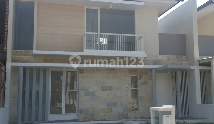 Two-Story House with Freehold Certificate in Royal Residence, Surabaya Two-Story House with Freehold Certificate in Royal Residence, Surabaya