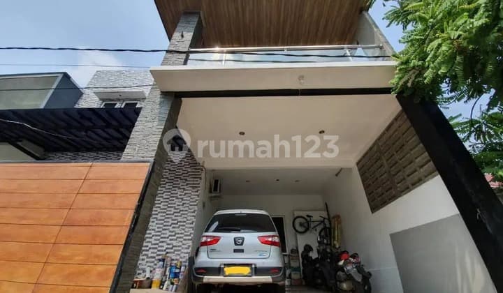 House in Vila Dago Pamulang with Swimming Pool