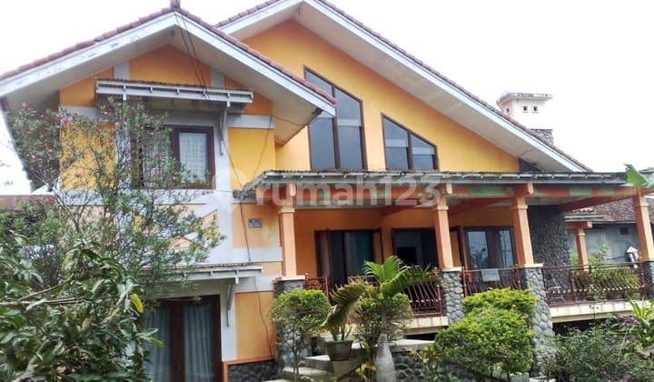 Rumah vila artistik di jalan besar ke kota bunga cipanas