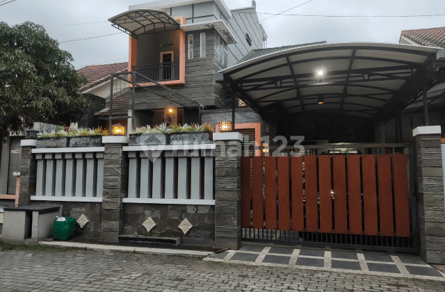 Rumah Bagus 3 lantai di Mojosongo Jebres Solo