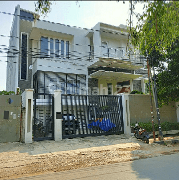 Rumah Mewah di Tengah Kota