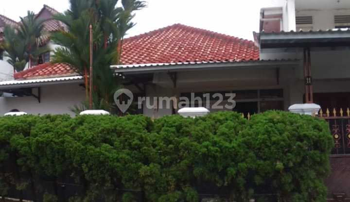 RUMAH ASRI TERAWAT LINGKUNGAN BAGUS STRATEGIS PONDOK BAMBU JAKARTA