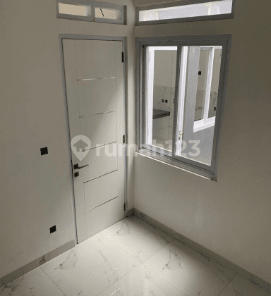 Rumah baru minimalis lokasi strategis di kembar tengah