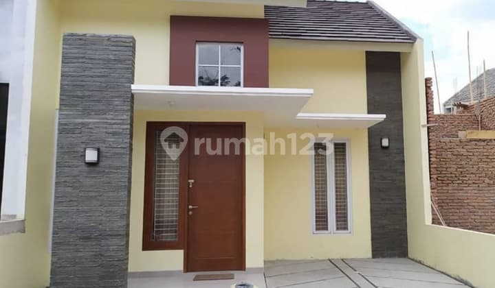 Rumah dekat jalan raya dan stasiun