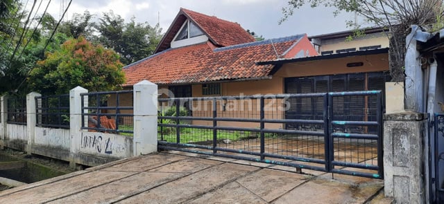 rumah dengan tanah luas Di pinggir jalan startegis Dekat alfamidi. Komplek Hankam.