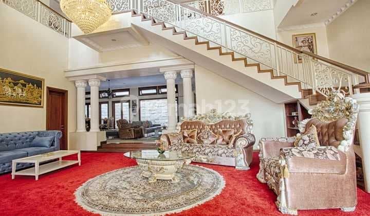 Rumah Klasik Mewah Megah SHM LB 620m2 LT 375m2 di Araya Malang