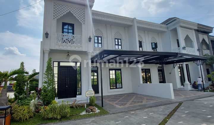 Rumah mewah di cluster Castavia Royal Aqsha