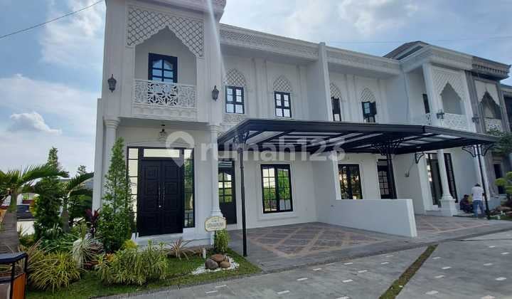 Rumah mewah di cluster Castavia Royal Aqsha