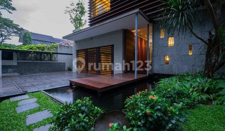 Rumah mewah kayu jati 3 lantai.