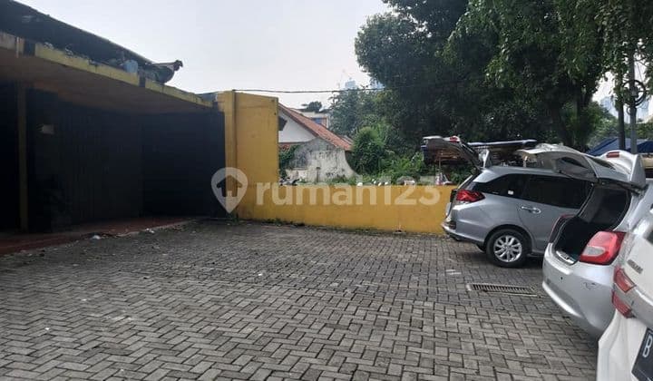 Old House with Land Measurement at Bendungan Hilir Raya, Land Area: 687 m2, Suitable for Business / Residence. Contact: 0813-1838-1838 / 0878-7838-1838.