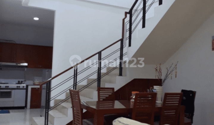 Rumah siap huni di Puri Indah