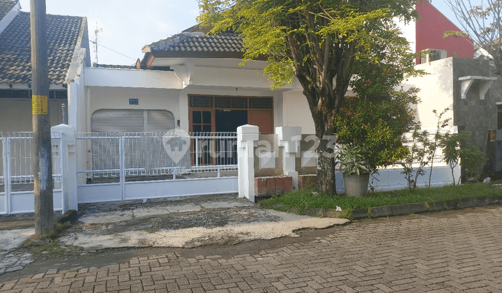 Rumah siap huni lingkungan elite solo baru