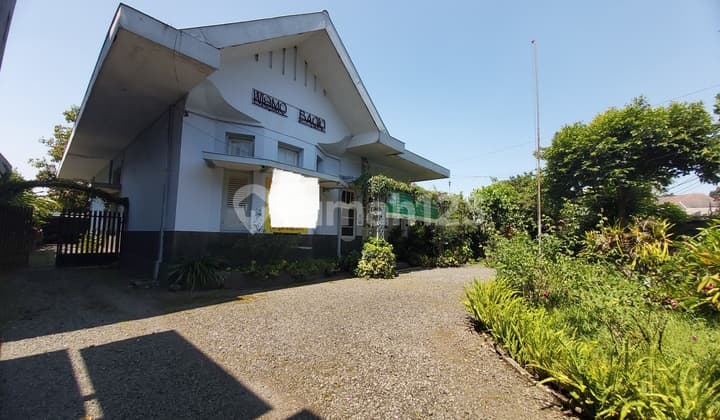 BANGUNAN ANTIK BERGAYA KOLONIAL DI LOKASI FAVORIT GUNUNG-GUNUNG DEKAT IJEN