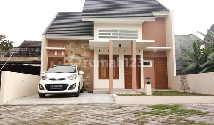 Rumah dekat jalan raya banyak bonus