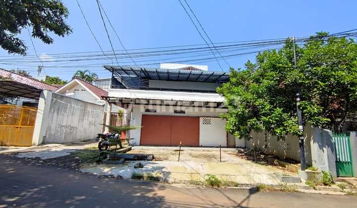 Rumah Pabaton Tengah Kota dekat Jalan Pengadilan dan Pasar Anyar