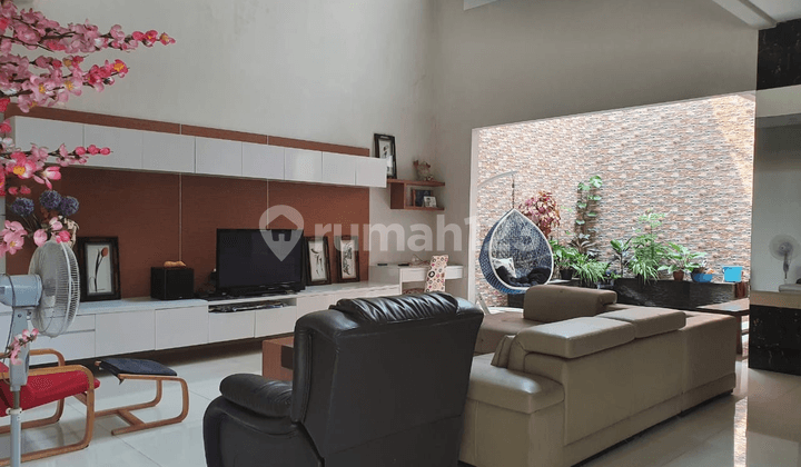 Rumah Mewah Hoek Minimalis 2 1/2 LT Melati Mas