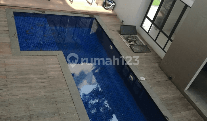 Dijual Rumah Model Villa Ada Poolnya di Golf Emerald Cove Gading Serpong