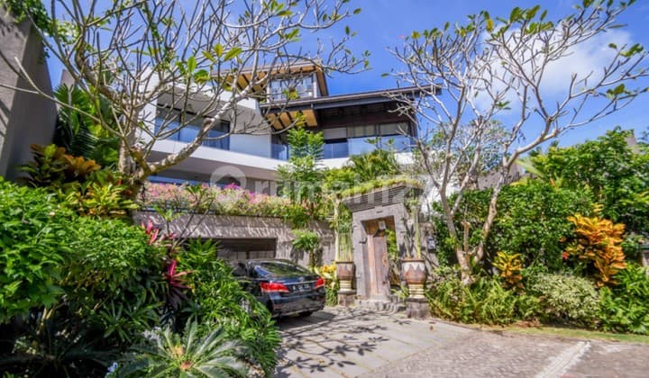 LUXURIOUS THREE BEDROOMS VILLA WITH OCEAN VIEWS IN PECATU VL2144