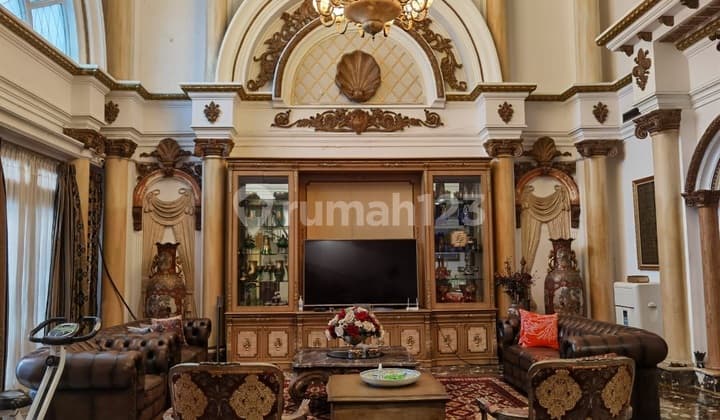 House With DaVinci Style Pejaten Semi Furnished Corner Position