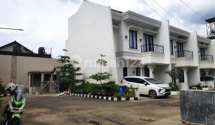 Rumah mewah townhouse di pinggir jln raya akses tol jatiwaringin