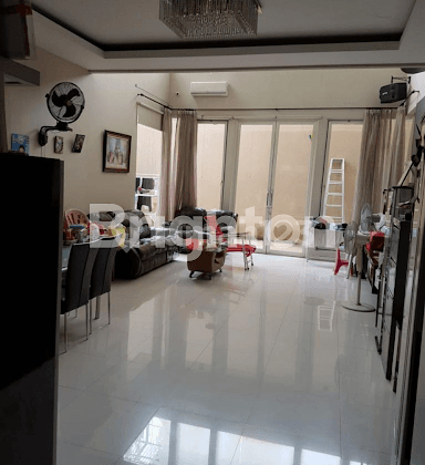 RUMAH TERAWAT ARAYA SURABAYA ROW JALAN 3 MOBIL