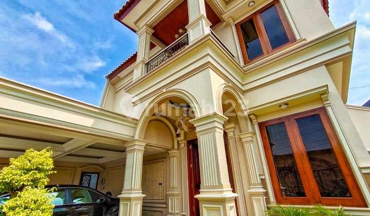 Rumah Kolam Renang Dalam Kota Dekat Tugu