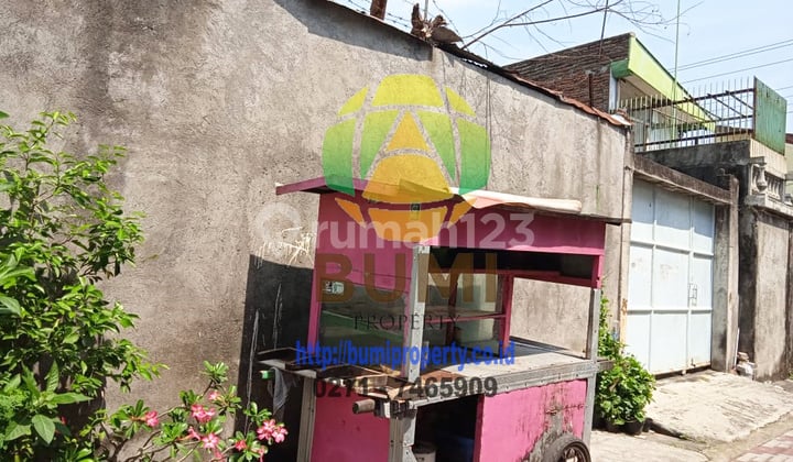 Rumah Luas 181 Meter di Tengah Lokasi Jagalan Jebres Rumah Luas 181 Meter di Tengah Lokasi Jagalan Jebres