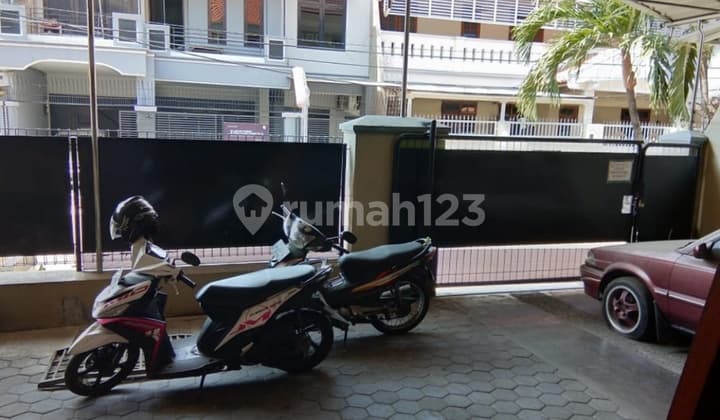 Rumah Kost Aktif. 9 Kamar Tidur, Lingkungan Aman.