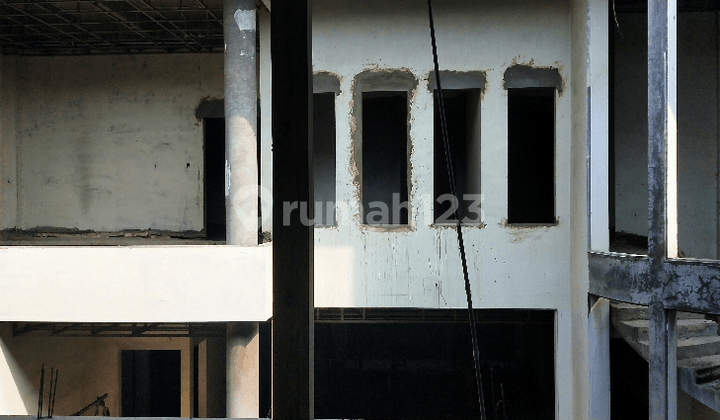 Rumah Di Area Komersial Di Ngesong