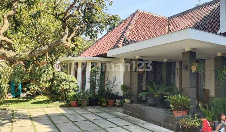 Rumah Lux dengan Halaman yg cantik