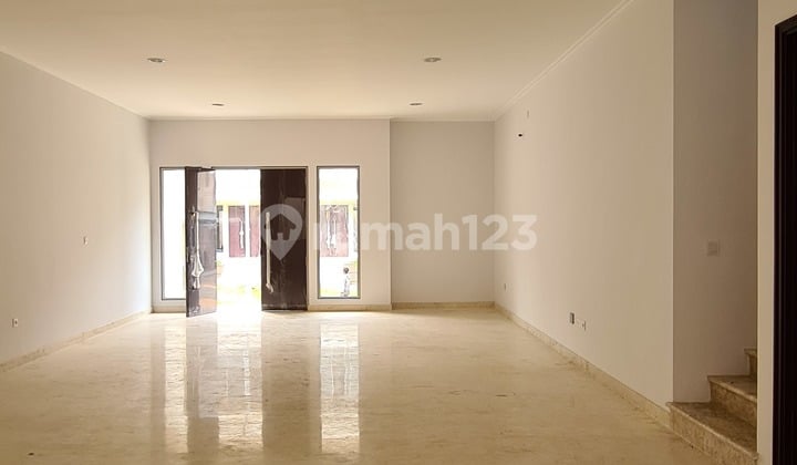 CYN Rumah Baru Ukuran 10x20m2 Plong Parkir Lega