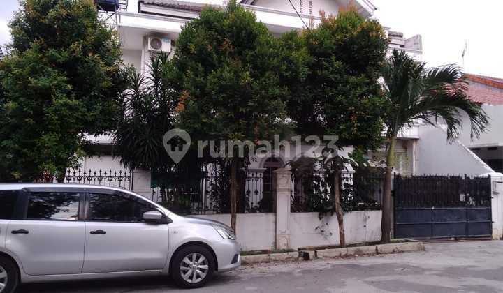 Rumah Kokoh dan Desain Klasik Di Komplek Cinere Dekat Toll Krukut