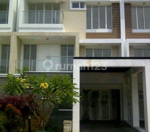 Rumah 3 Lantai Bagus Unfurnished Strata Golf Residence