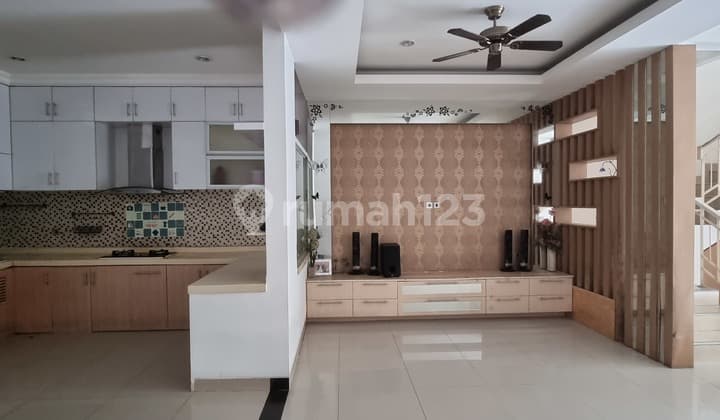 Rumah Minimalis 2 ½ lantai di Duta Garden dekat Bandara Soeta