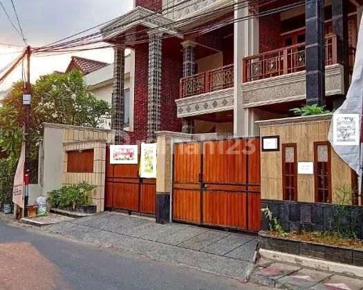 Rumah di Pejaten Barat 3 Lantai Bagus Dan Siap Huni