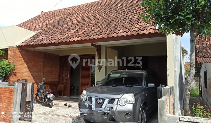 RUMAH MEWAH DEKAT PLAZA AMBARRUKMO